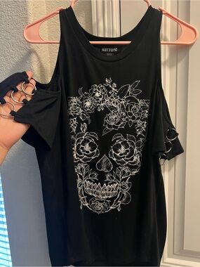 Hot Topic Black Cold-Shoulder Skull Floral Graphic Tee
